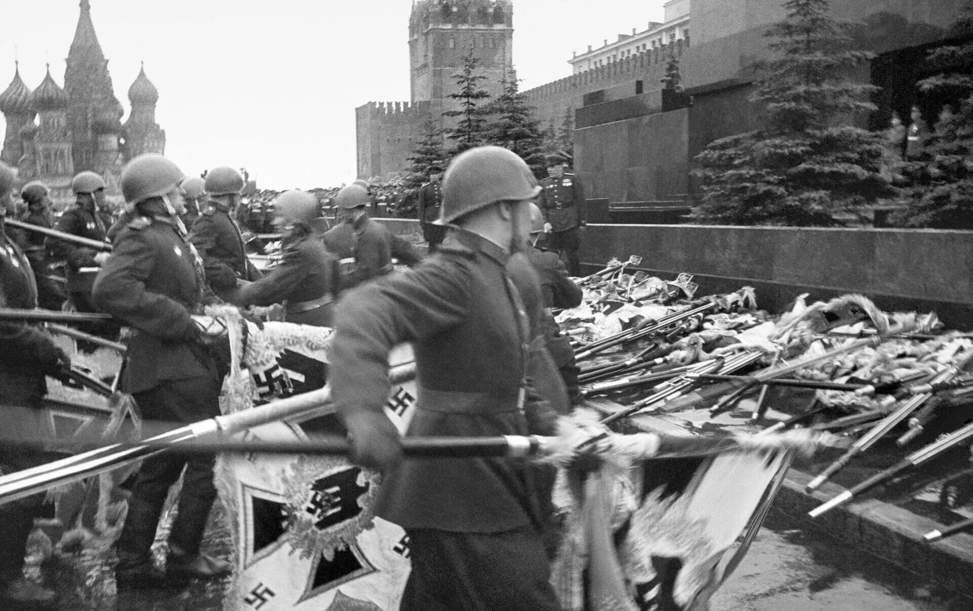 Время победы 1945 года. Парад Победы 1945 мавзолей. ВОВ парад Победы 1945. Парад 24 июня 1945 года в Москве на красной площади. Мавзолей Ленина парад Победы 1945.