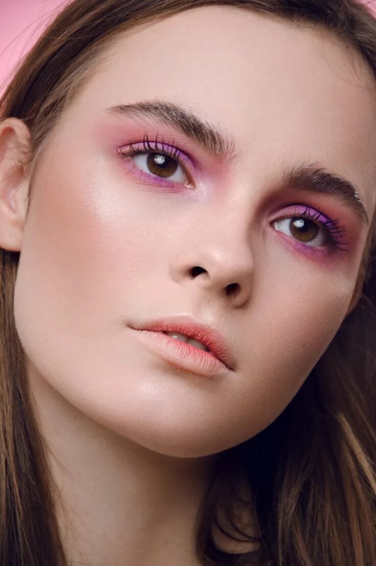 гидрогелевые патчи мери кей. розовый макияж в стиле гранж. розовое под глазами. макияж с розовыми стрелками. макияж глаз в розовых тонах.