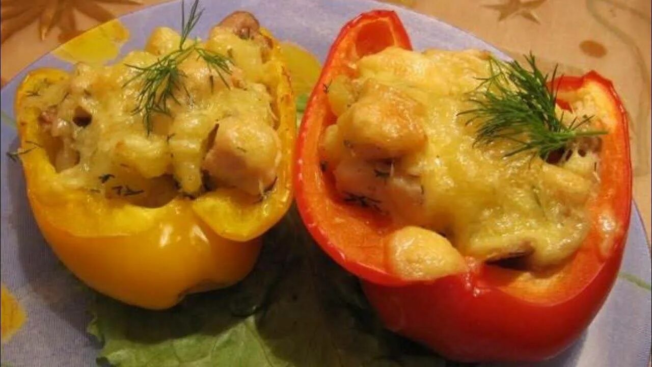 Фаршированные перцы с курицей. Фаршированные половинки перца. Фаршированные перцы с курицей и грибами с сыром в духовке. Фаршированные перцы ПП. Перец фаршированный курицей.