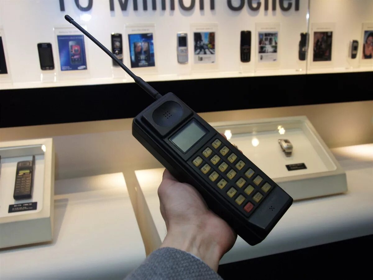 Когда был выпущен телефон. Samsung sh-100. Samsung sh-100 1988. Samsung sh 100 телефон. Первые самсунги sh 100.