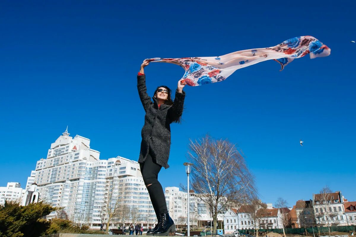 May wind. Сильный ветер москва москва. Девушка на ветру. The wind is howling. Художник луценко сергей сергеев картины весна.