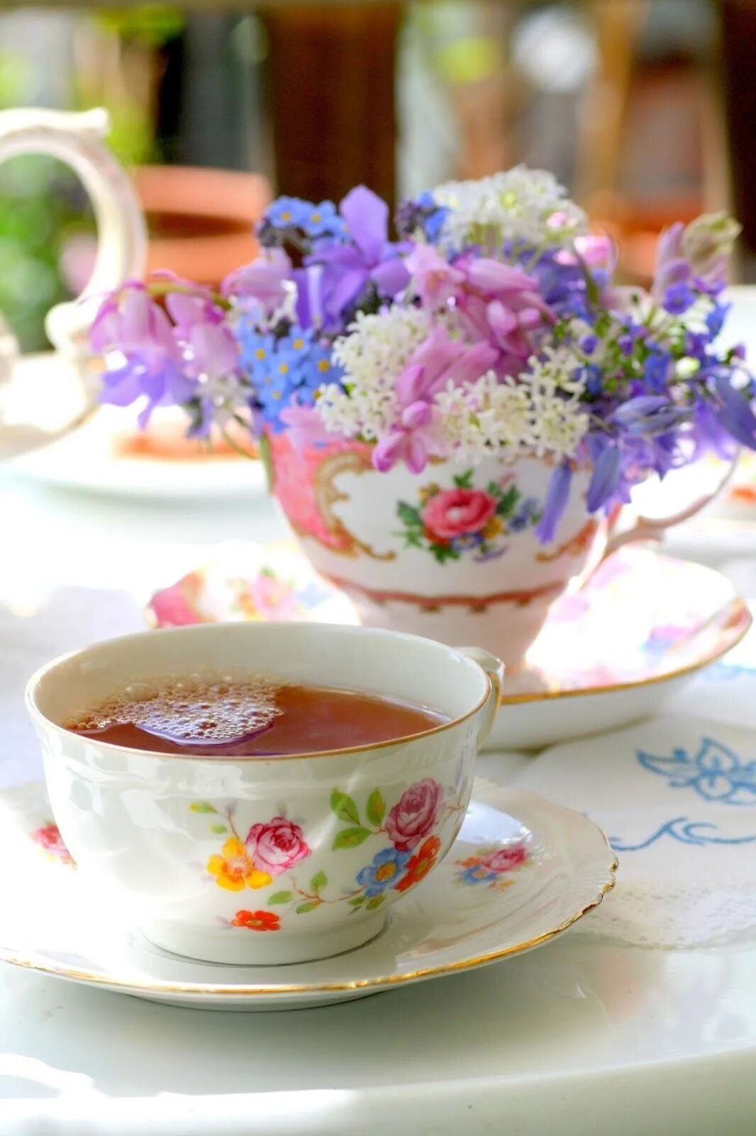 Доброе утро хорошего дня чаи. Красивые чашки. Чаепитие. Утренние цветы. Красивое чаепитие.