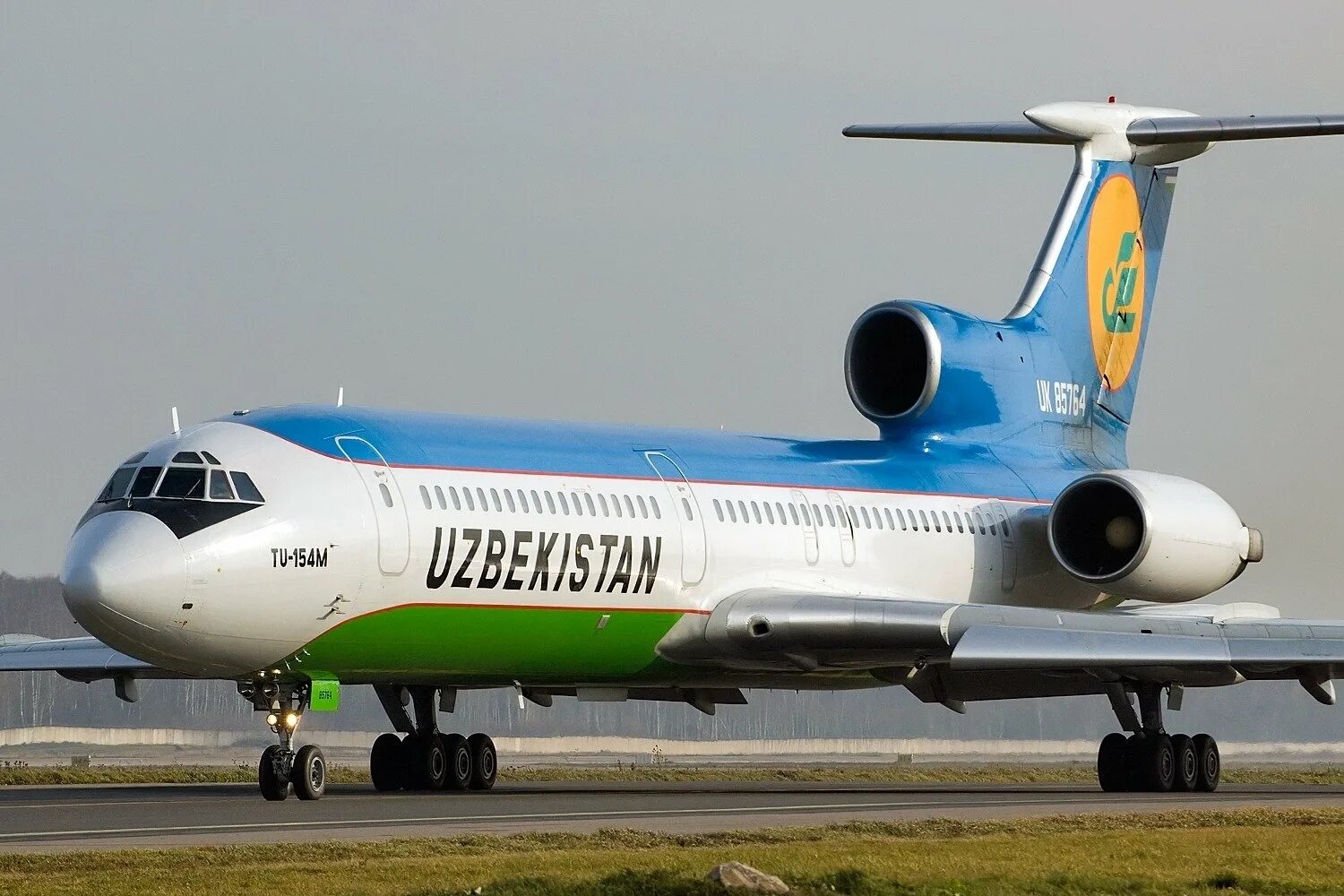 Узбекистан авиакомпания хаво йуллари. Ту 154 Uzbekistan Airways. Uzbekistan Airways Airbus a310. Tupolev tu-154m Uzbekistan Airways.