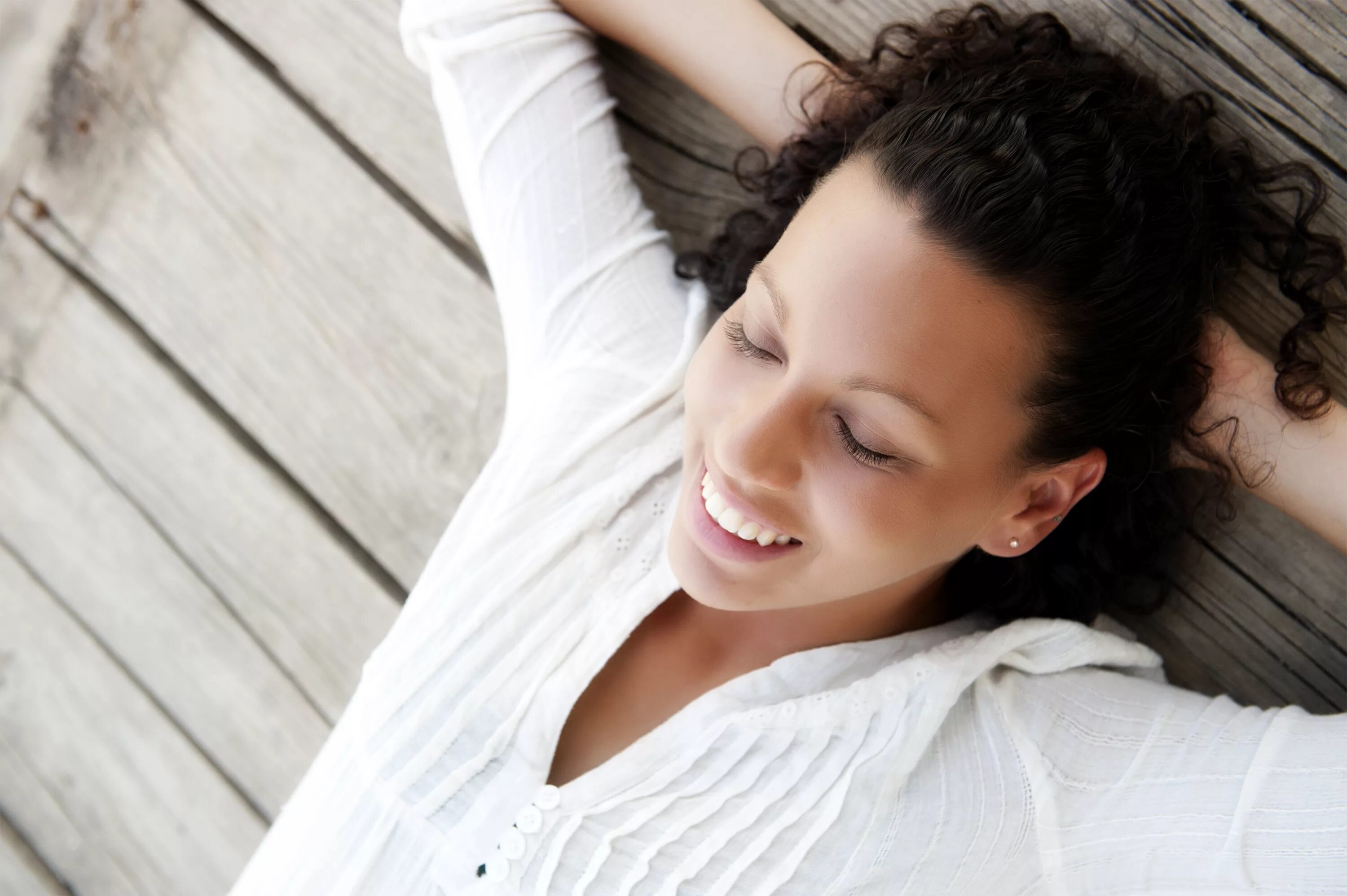 Спокойная девушка. Расслабление женщина. Расслабление на природе. Девушка расслаблена. Женщина расслабляется.