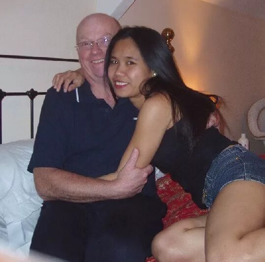 American couple. Wife making video. Helpmywife мама. Семейные пары в колготках. Белая девушка с негром в постели.
