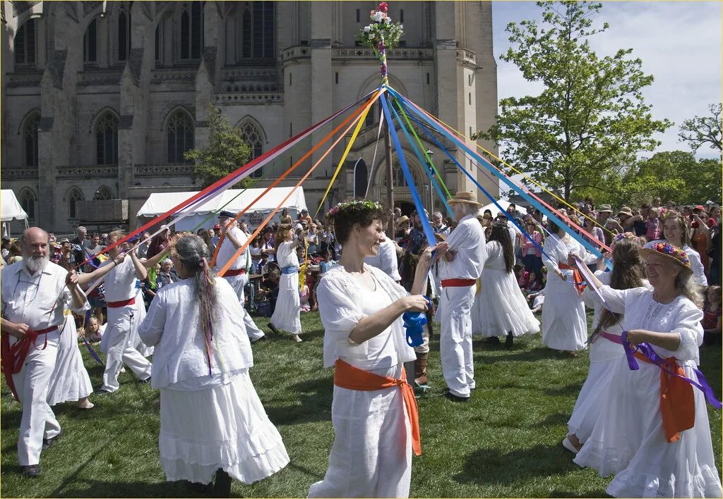 Белтейн майское дерево. Праздник maypole в великобритании. Майское дерево в англии. Белтейн майское дерево. Майский шест белтайн.