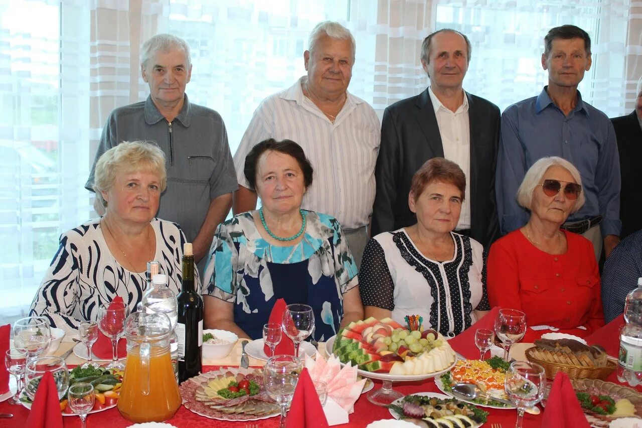 встреча выпускников через 50 лет. одноклассники 50 лет спустя. встреча одноклассников 50 лет спустя. встреча школьных друзей через 50 лет. встреча одноклассников в печатниках.