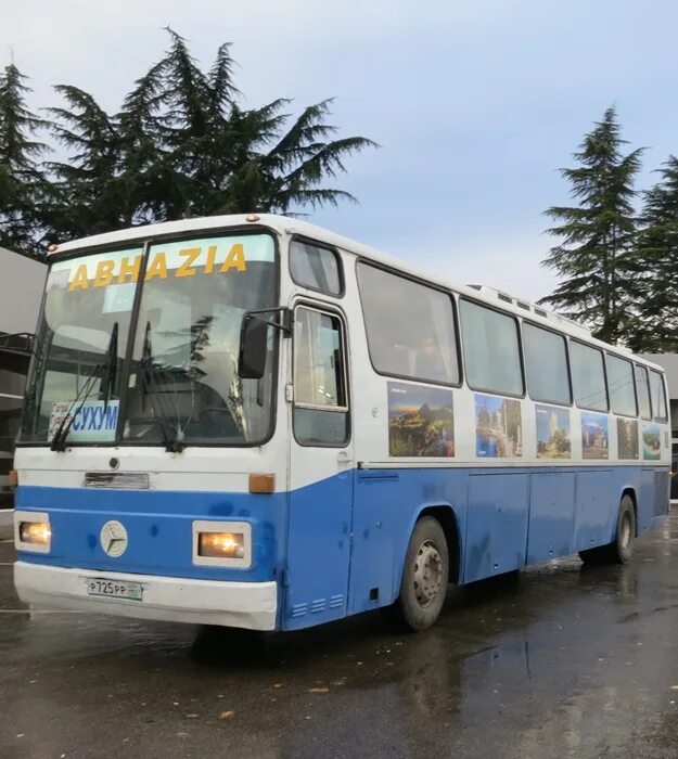 Маршрутки гагра. Автобус Гагра. Желтый автобус ПАЗ Гагра. Автовокзал Гагра Абхазия. Троллейбус Гагры.