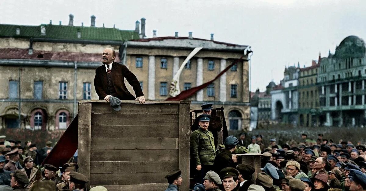Начинать большевик. Ленин 1917. Ленин Октябрьская революция 1917. Ленин выступление 1917.