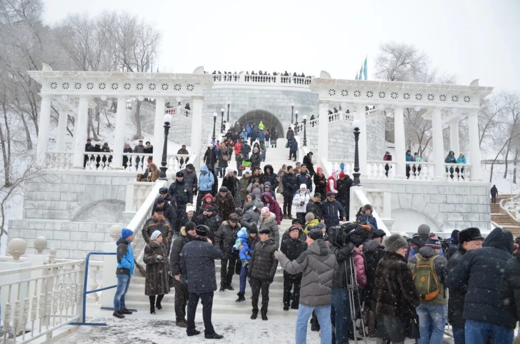 Последние новости города оренбурга. Спуск к реке Урал Оренбург. Набережная Урала Оренбург. Набережная реки Урал Оренбург. Спуск к Уралу Оренбург.