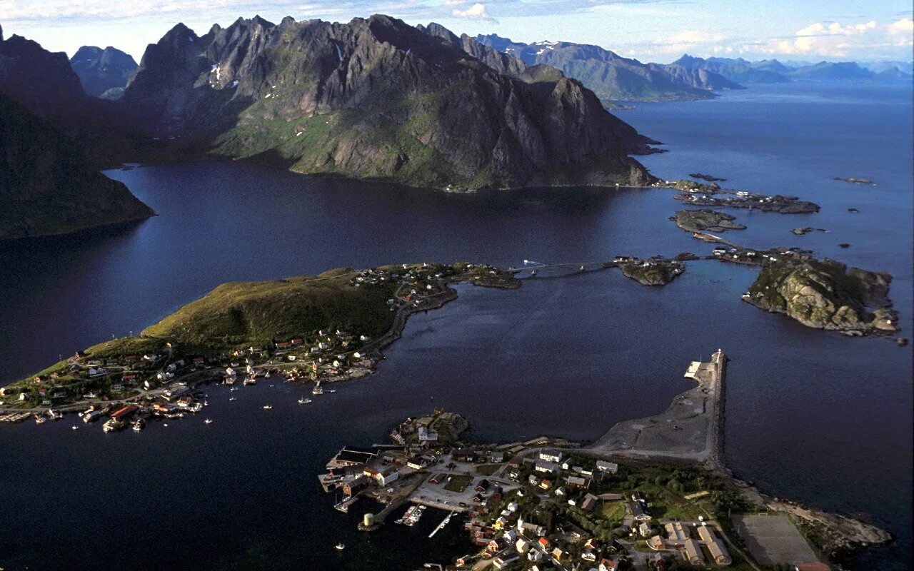 Какая страна имеет природную достопримечательность фьорды. Нурланн Норвегия. Архипелаг Лофотен Норвегия. Лофотенские острова Норвегия достопримечательности. Деревня Рейне Норвегия.