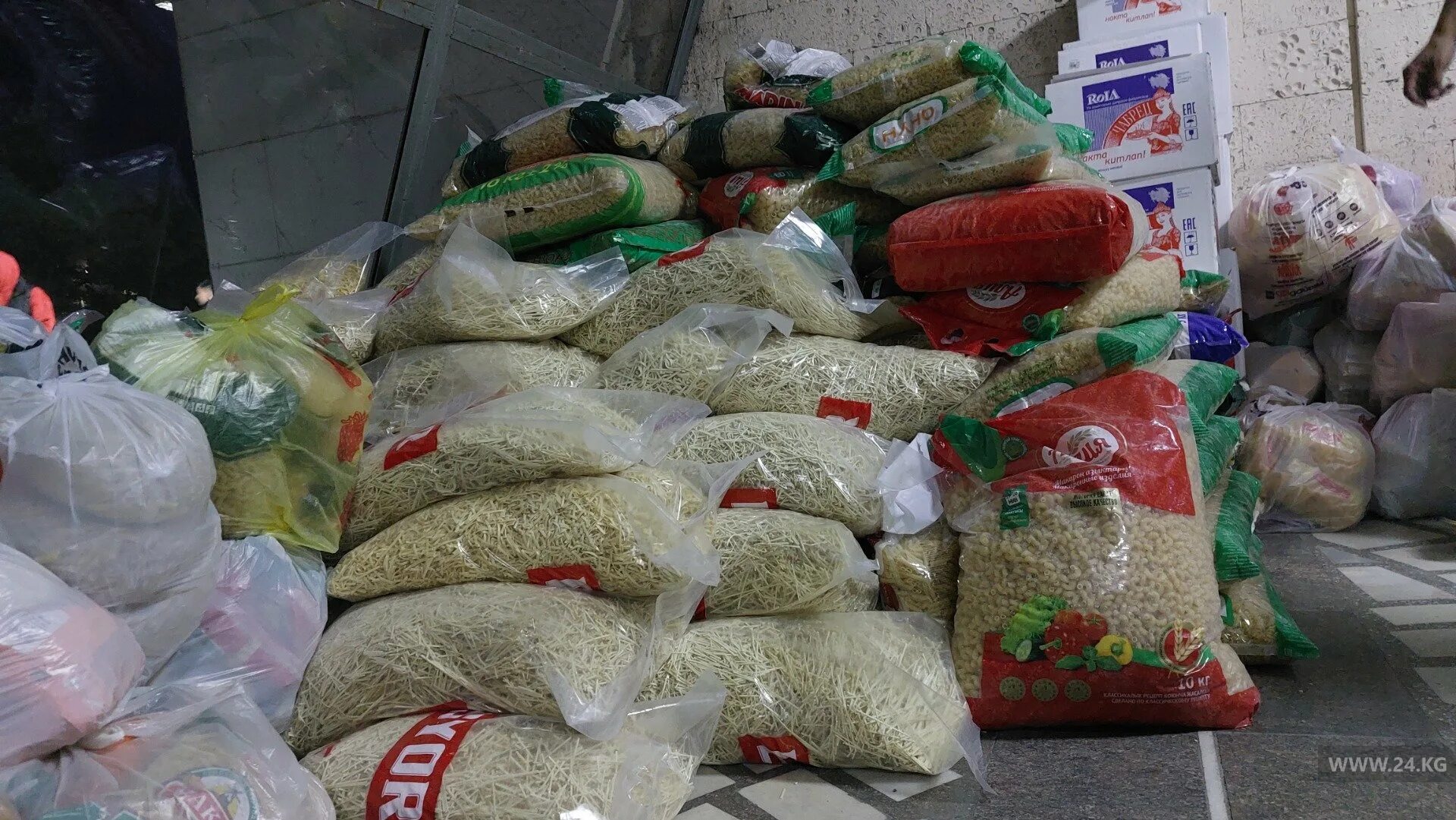 Киргизия помощь. Гумпомощь баткену. сбор гуманитарной помощи. гумпомощь таджикистану. гум помощь таджикистану.