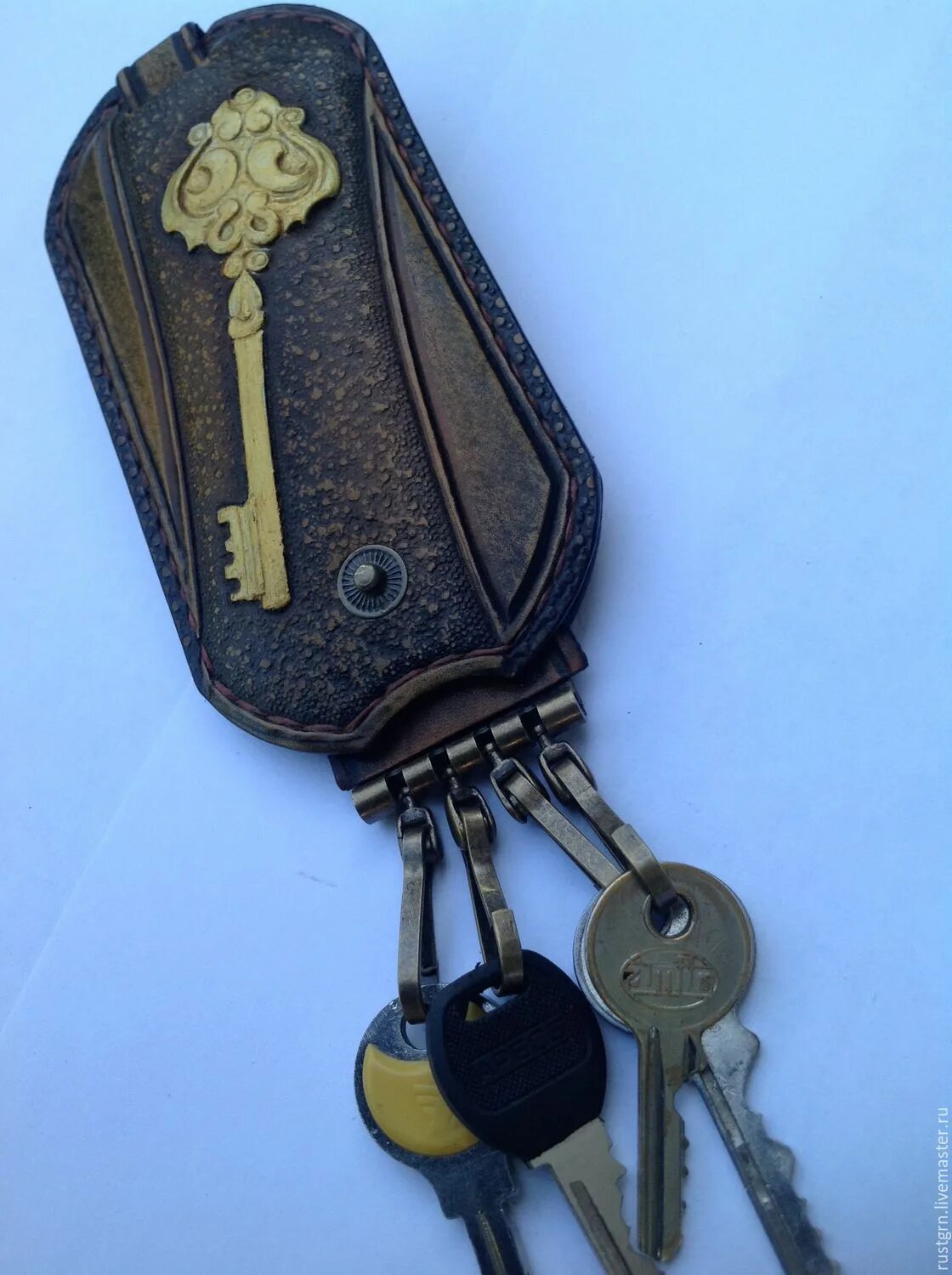 Ключница узкая. Ключница в прихожую. Ключница ключ l23 w2 h23. Вешалка для ключей из дерева. Старинная ключница.