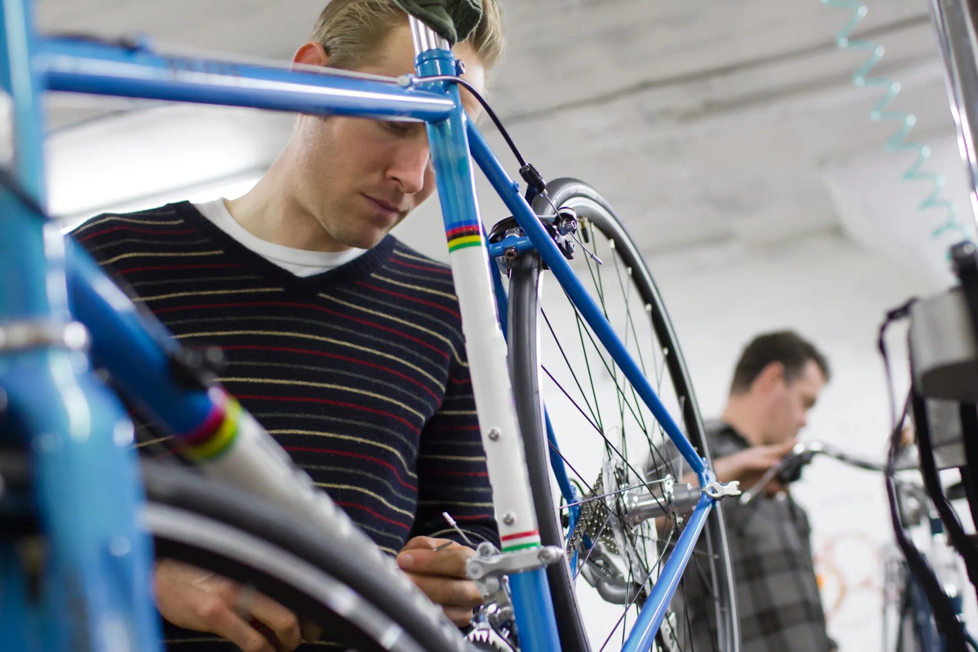 Bike mechanic. Maintenance Bike. Веломеханик. Веломеханик фото. Bicycle Mechanic.