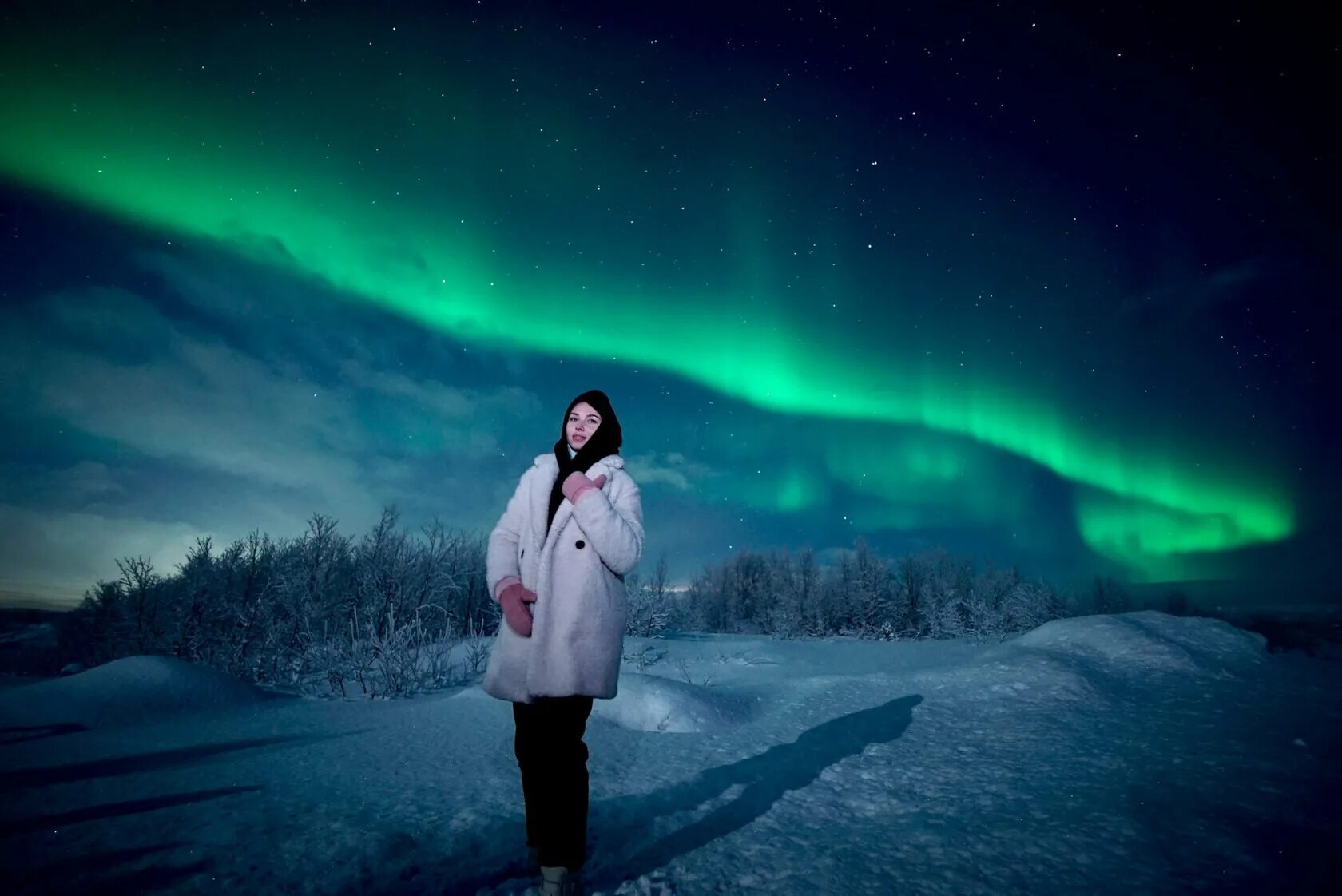 зимние арты. силуэт на фоне северного сияния. девочка северное сияние. человек на фоне северного сияния. девушка на фоне северного сияния.