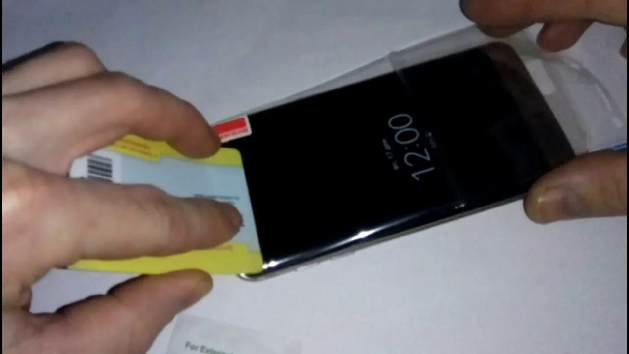 Как наклеить защитную пленку на смартфон самостоятельно. Наклеить пленку на телефон. поклейка защитного стекла на телефон. самсунг с 7 пленка. клеить гелевую пленку на экран телефона.