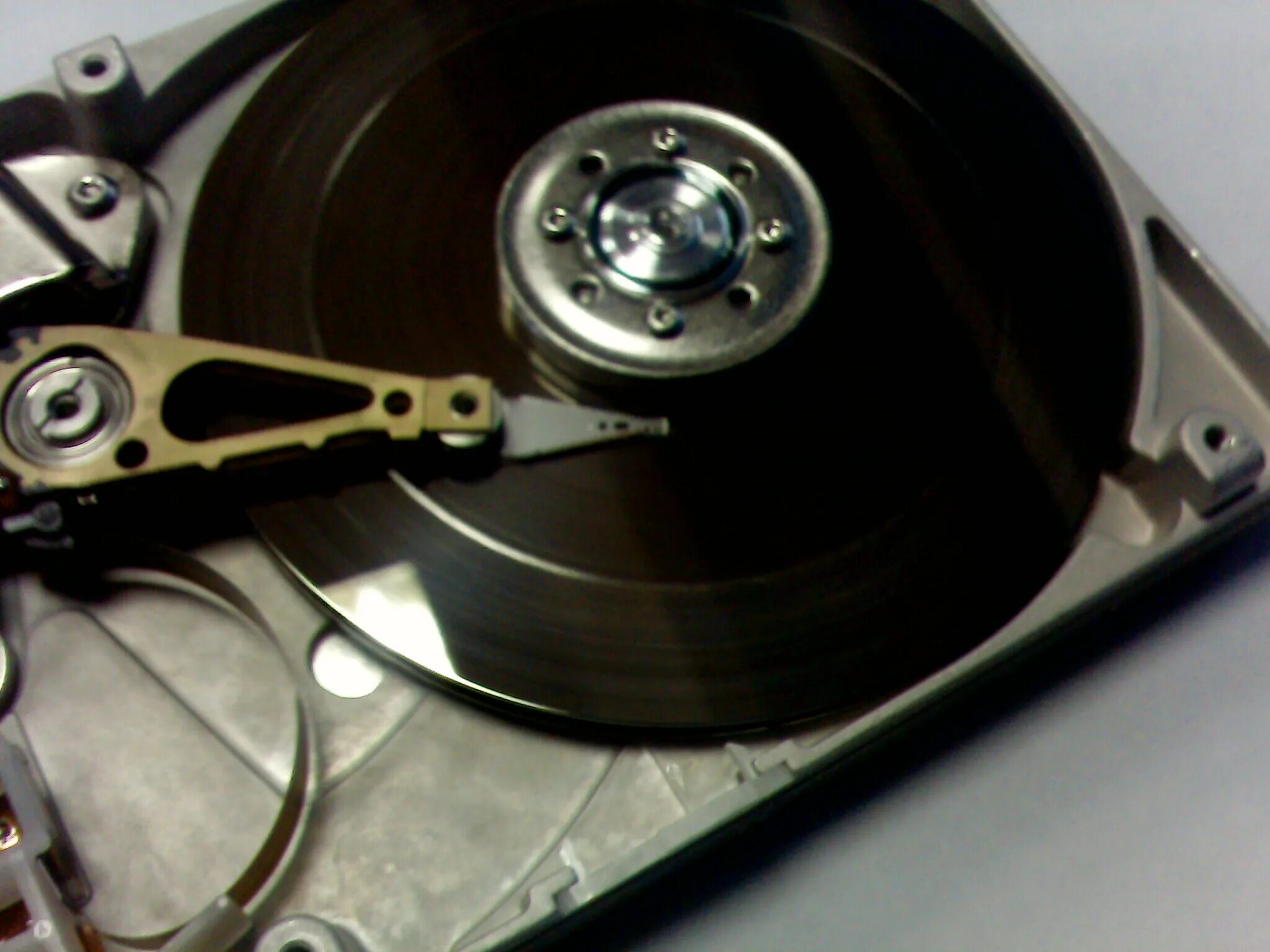 Сломанный жесткий диск. Распиленный жесткий диск. Разбитый HDD. Жесткий диск HDD сломан.