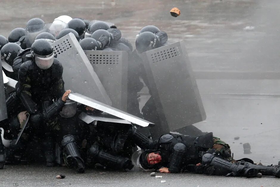 2010 год события. Полиция в экстремальных условиях. экстремальные ситуации фото война. фото событий 19 апреля 2010 года.