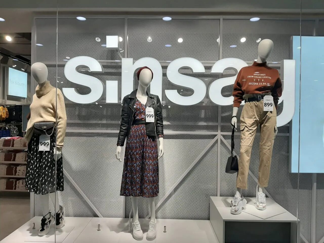 Сенсей магазин одежды. Бренд одежды Sinsay. Sinsay витрины. Sensei одежда интернет магазин.