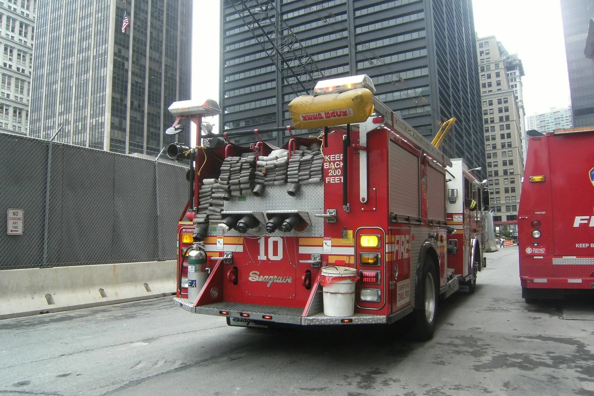 Машина "Fire Truck" пожарная, 49450. Пожарная часть Нью-Йорка. Пожарная машина Нью-Йорка. Нью йоркские пожарные машины.
