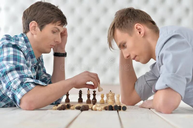 We like playing chess. Человек играющий в шахматы. Мужчина играет в шахматы. Шахматы два человека. 2 Человека играют в шахматы.