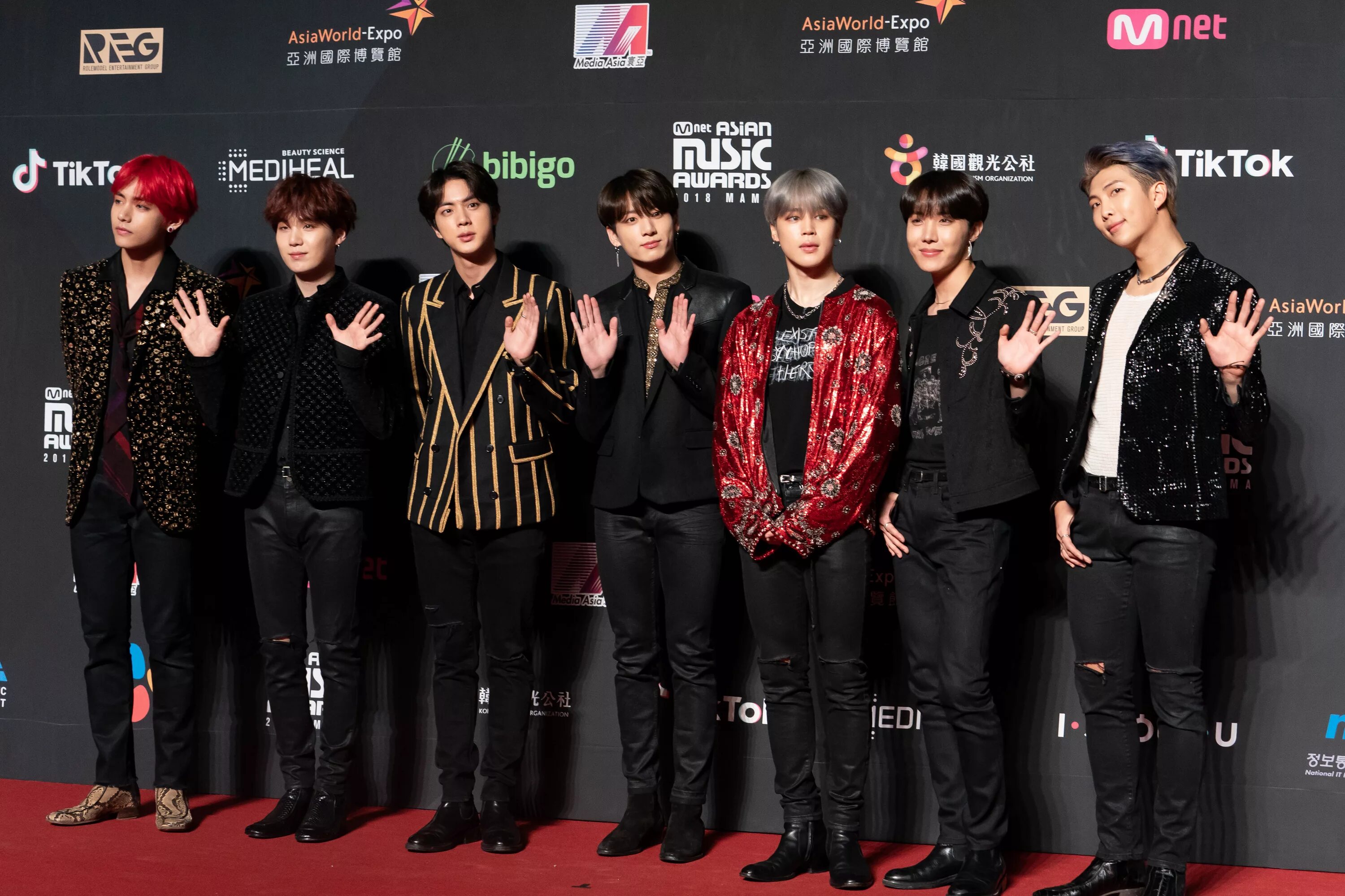 Почему выходит из группы. Bts группа корейская. группа бтс 2025. бтс группа корейская 2025. фото группы бтс.