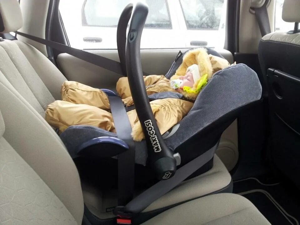 Пристегнуть автолюльку Maxi cosi. Детская люлька Maxi cosi крепление в авто. Maxi cosi люлька для новорожденных. Закрепить люльку в автомобиле. Как крепить люльку