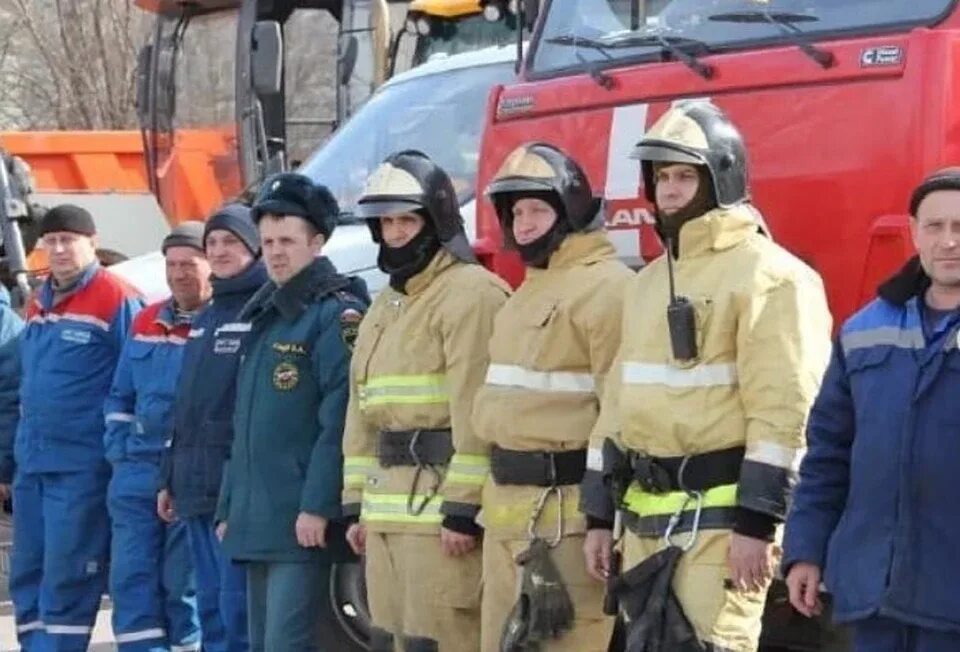 Сотрудник аварийной службы красная форма. Волгодонск ГОИЧС спасатели. Го и ЧС Зерноград день спасателя. Го и ЧС Оренбургской области награждения к Дню спасателя. Аварийная электросети ростов на дону телефон