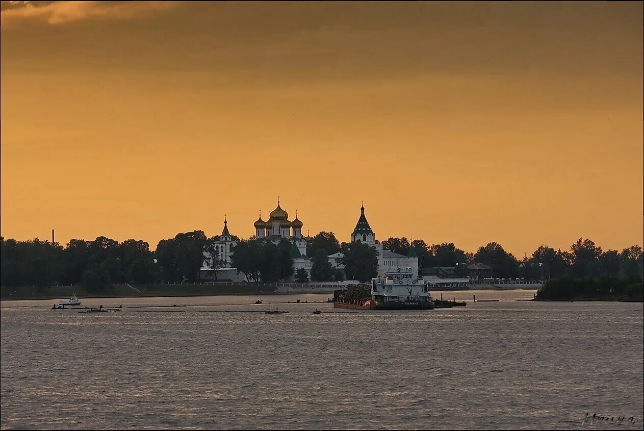 Жк речной кострома. Ипатьевский монастырь панорама рек. Кострома Волга. Узокса река Кострома. Река Меза Кострома.