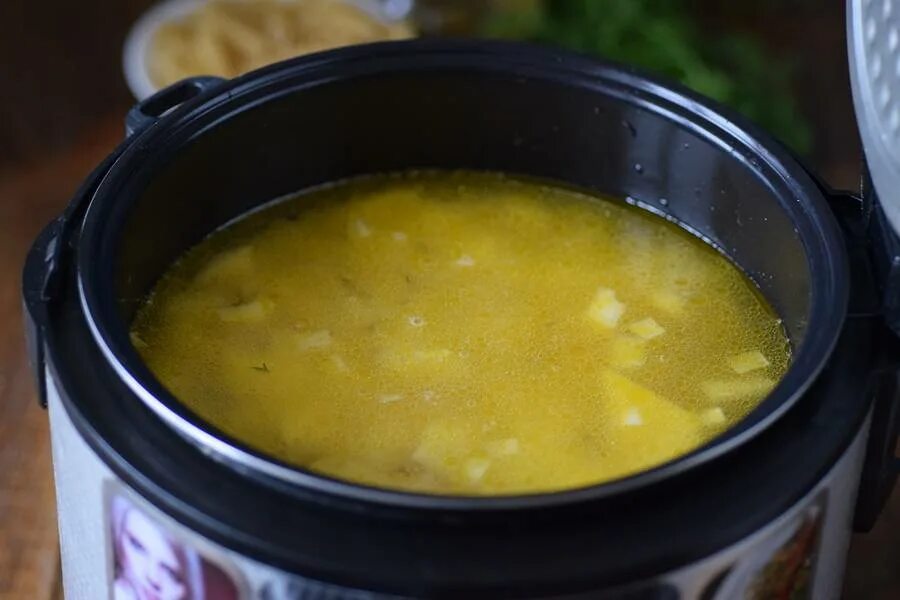 Суп из минтая кукурузы. Суп в мультиварке. Шыд удмуртское блюдо. Суп в мультиварке рецепты. Как сварить куриный суп в мультиварке.