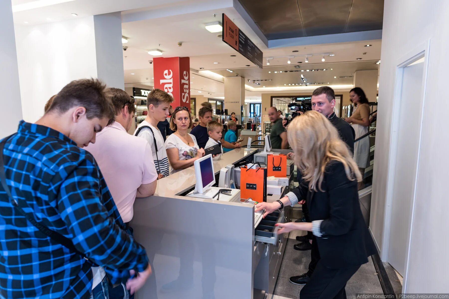 Apple Store Москва ЦУМ. Apple shop ЦУМ. Магазин Apple в Москве в ЦУМЕ. ЦУМ Москва сотрудники. Вакансии универмагов