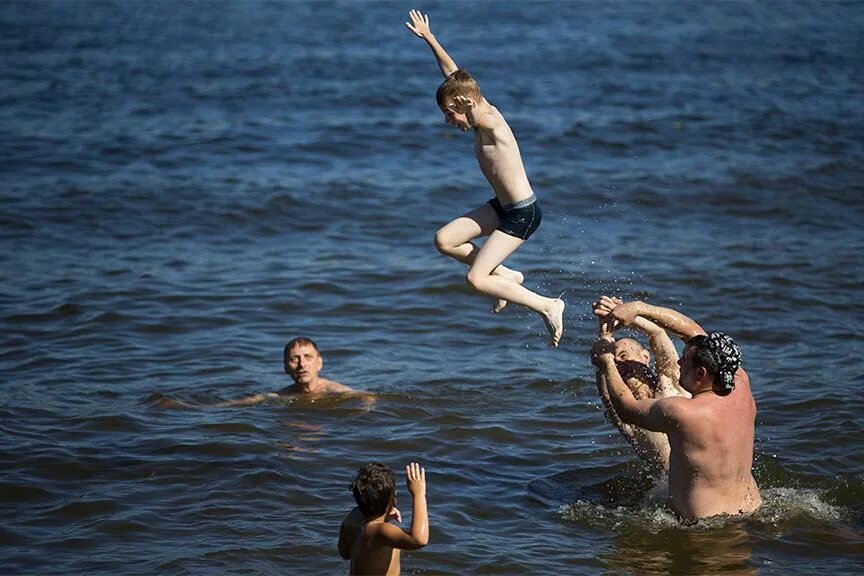 Волгоград городской пляж. Купание в необорудованных местах запрещено. Купаются на диком пляже. Самара купание в волге. Волгоград пляжи для купания.