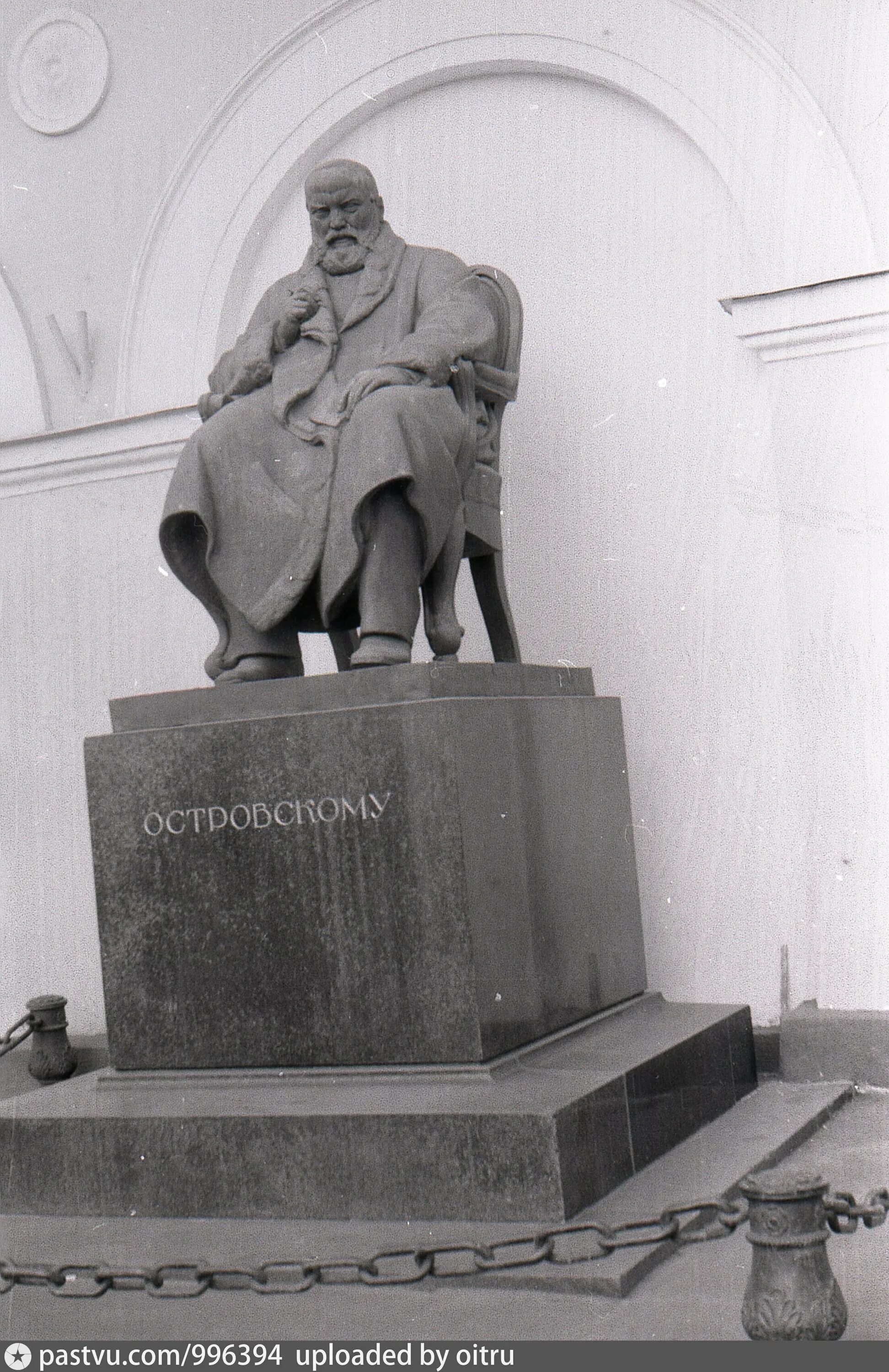 Н. Памятник островскому у малого. Памятник а н островскому в москве. Памятник островскому у малого театра в москве. Памятник островскому у малого.