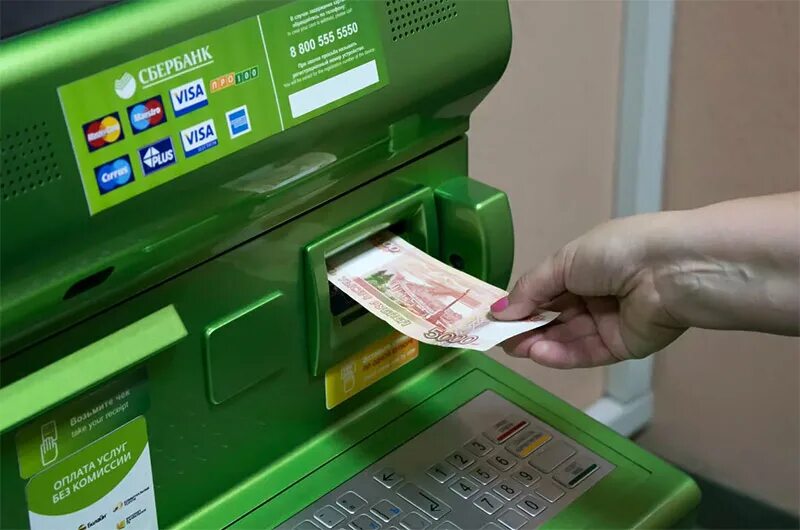 Деньги через терминал. Банкомат деньги. внесение денег в банкомат. кладет деньги в банкомат. вносит деньги в банкомат.
