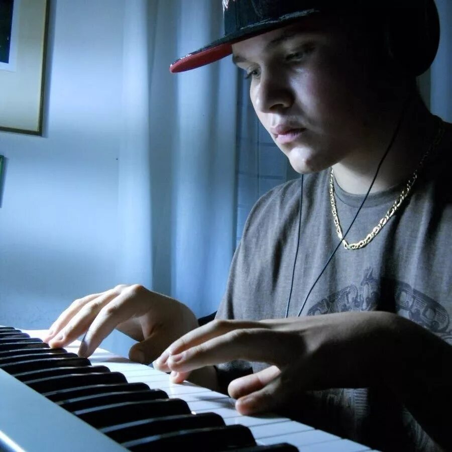 На студии звукозаписи рэперы. Рэперы на студии. Студия метро бумина. Гуф ноги. Nest битмейкер.