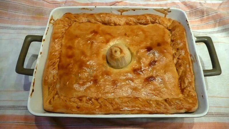Кубите пирог. Пирог кубите татарский кубете. кубите крымчаков. кубете слойка. кубете из слоеного теста с курицей и картошкой.