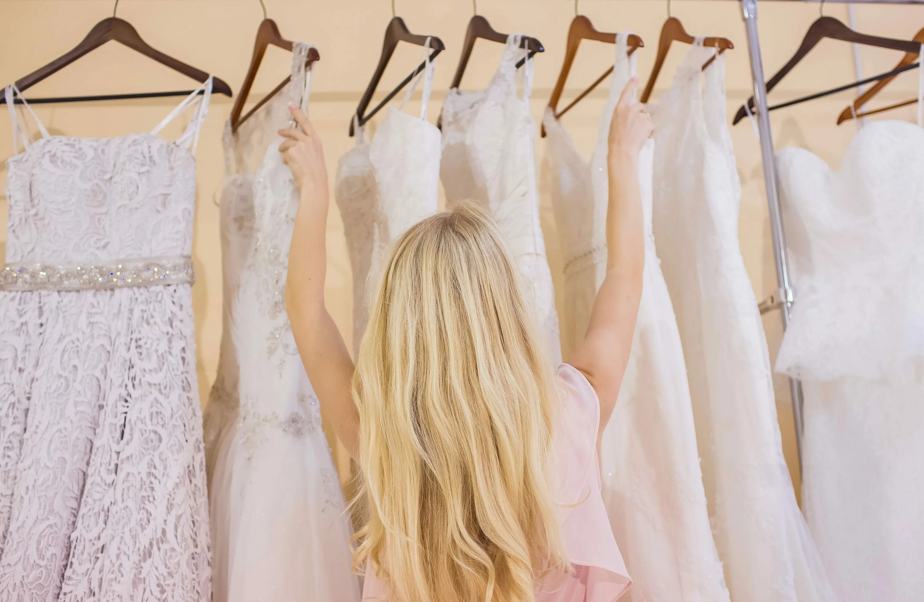 Девушка в свадебном салоне. Невеста примеряет свадебное платье. Невеста примеряет свадебное платье. Девушка в свадебном платье. Девушка в свадебном салоне.