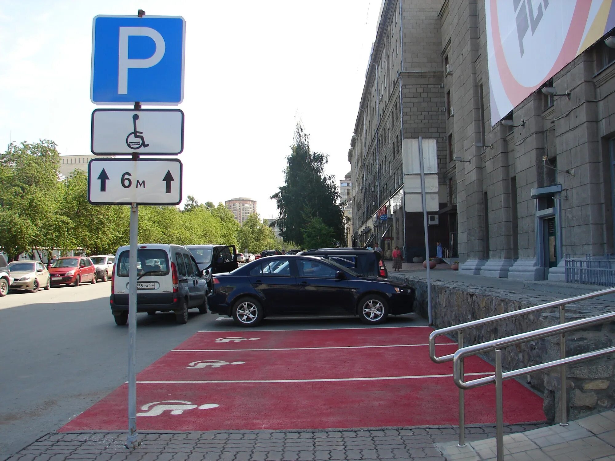 Знак 8.17 парковка для инвалидов. Дорожные знаки инвалид парковка 8.17vjzgkfytnf. Дорожный знак 6.4.17 парковка для инвалидов. Место стоянки для инвалидов. Установка знака парковка для инвалидов