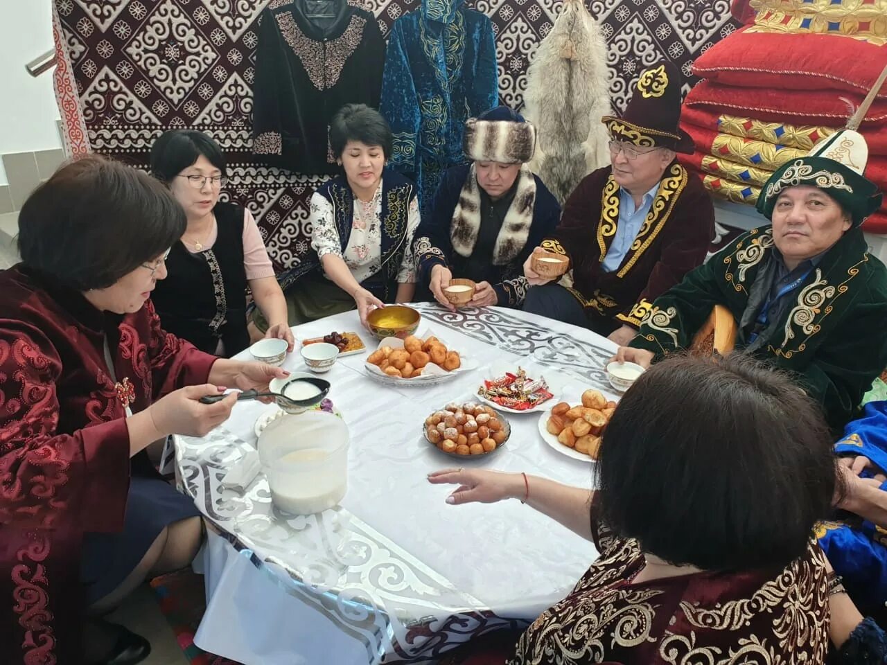 Корису айт казахский праздник. Праздник Көрісу күні. Наурыз Тау. Көрісу күні картинки