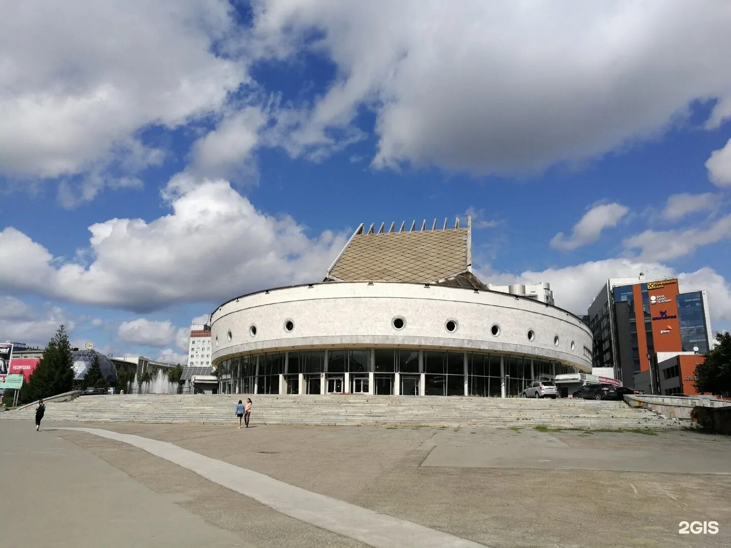 Молодежный театр глобус новосибирск. Молодежный театр глобус новосибирск. Театр глобус новосибирск достопримечательность. Новосибирский академический молодёжный театр «глобус». Тюз глобус новосибирск.