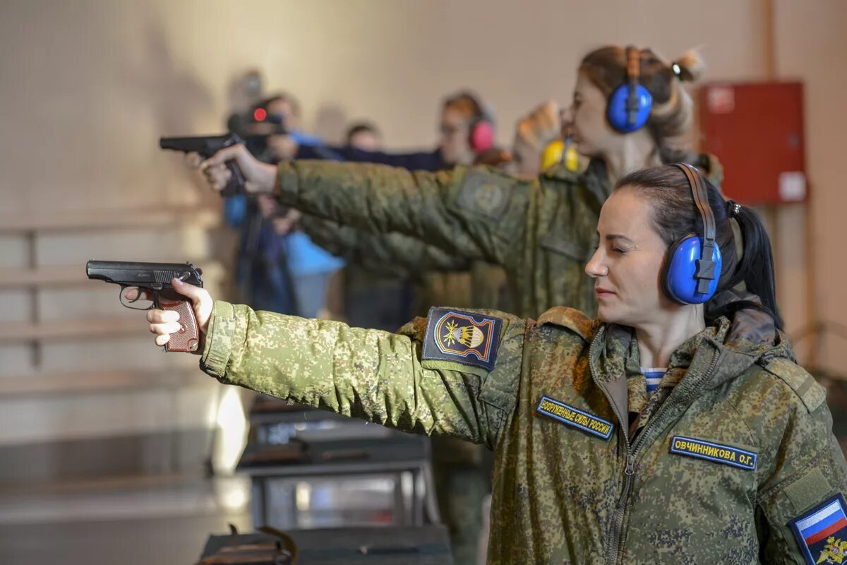 Женщины вс рф. Женщины военные. Женщины в Российской армии. Русские женщины военные. Женщины военнослужащие.