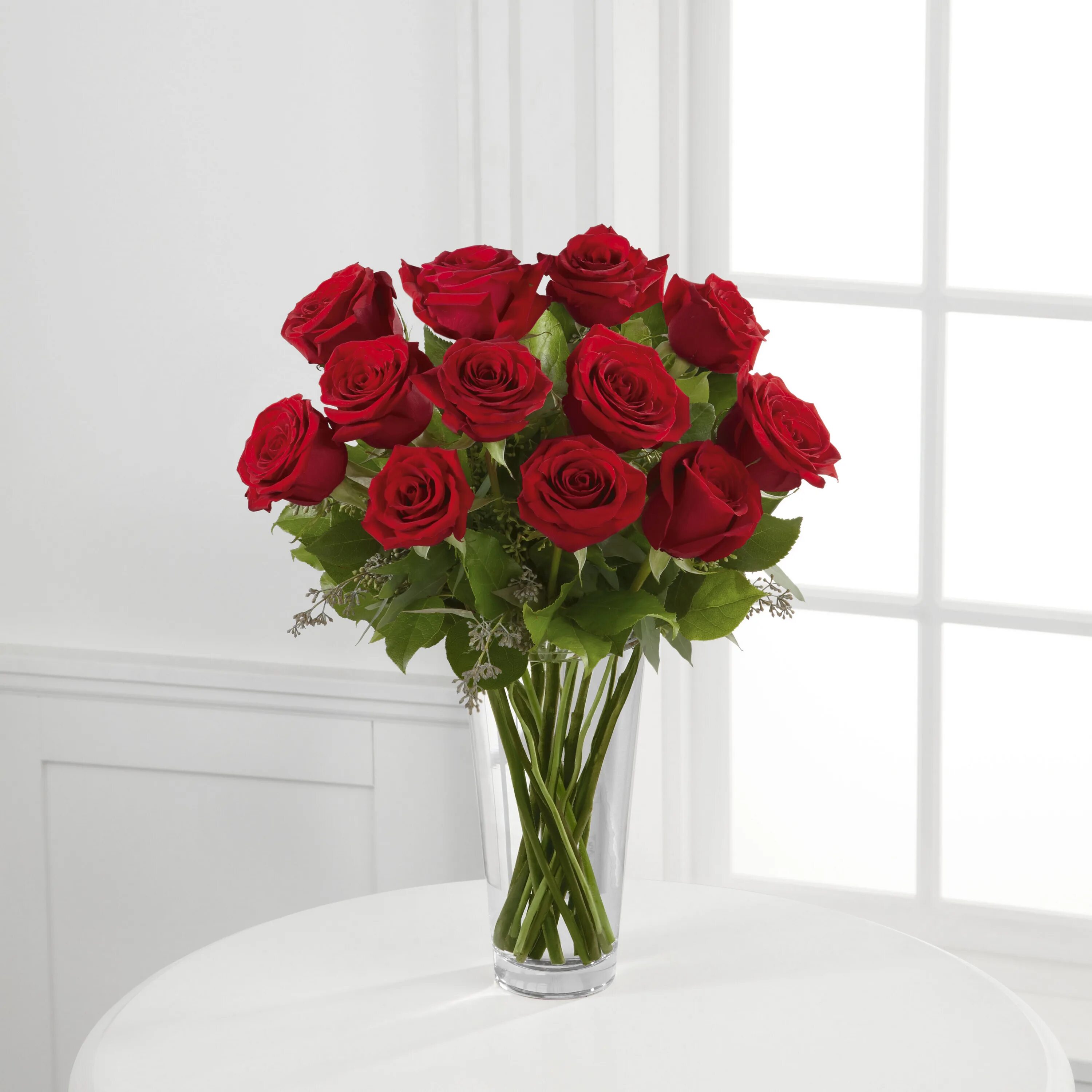 Сколько стоят цветы розы в вазе. Rose Red Bouquet красные розы. Шикарные цветы в вазе. Букет роз в вазе.