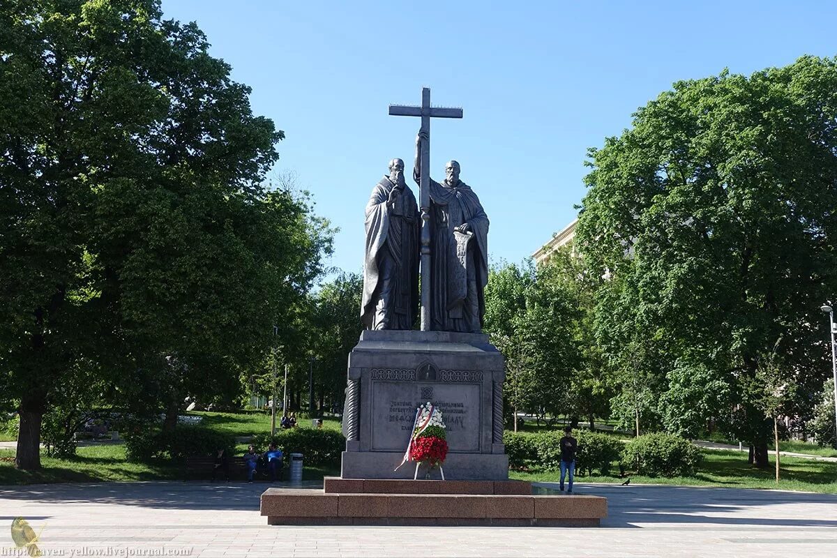 Памятник мефодию. Памятник кириллу и мефодию в москве. памятник кириллу и мефодию на славянской площади в москве (1992 г.). памятник кириллу и мефодию в москве скульптор в.м клыков. кирилл и мефодий в москве.