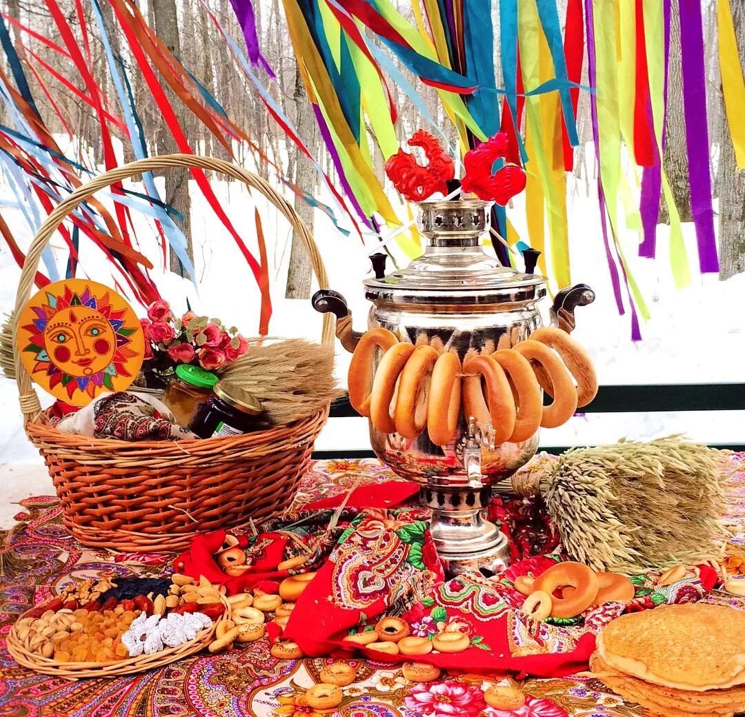 Украшения на масленицу для улицы. Декорации на масленицу. Украшения на масленицу. Масленичный стол. Украшения на масленицу.