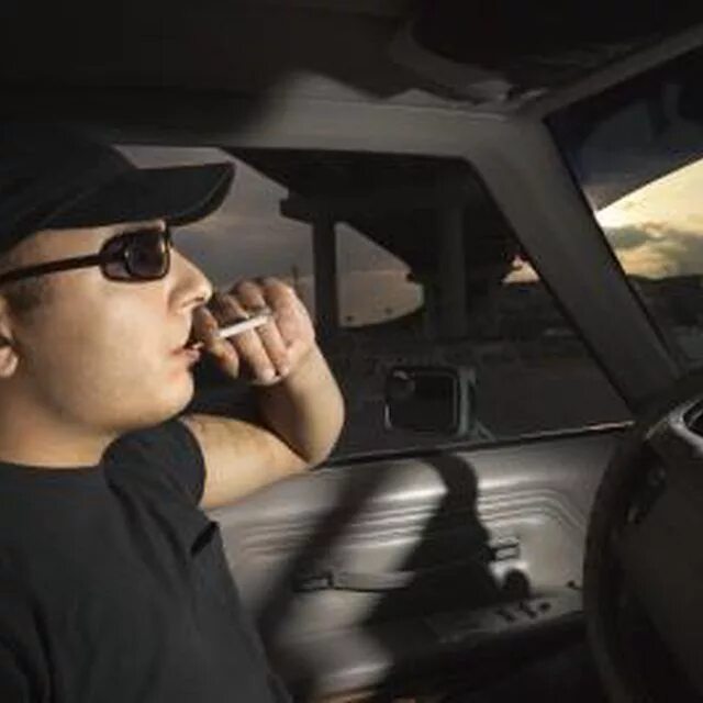 Курительная машина. Шофер курит. Smoking drive. Мужчина автолюбитель. Smokers on car.