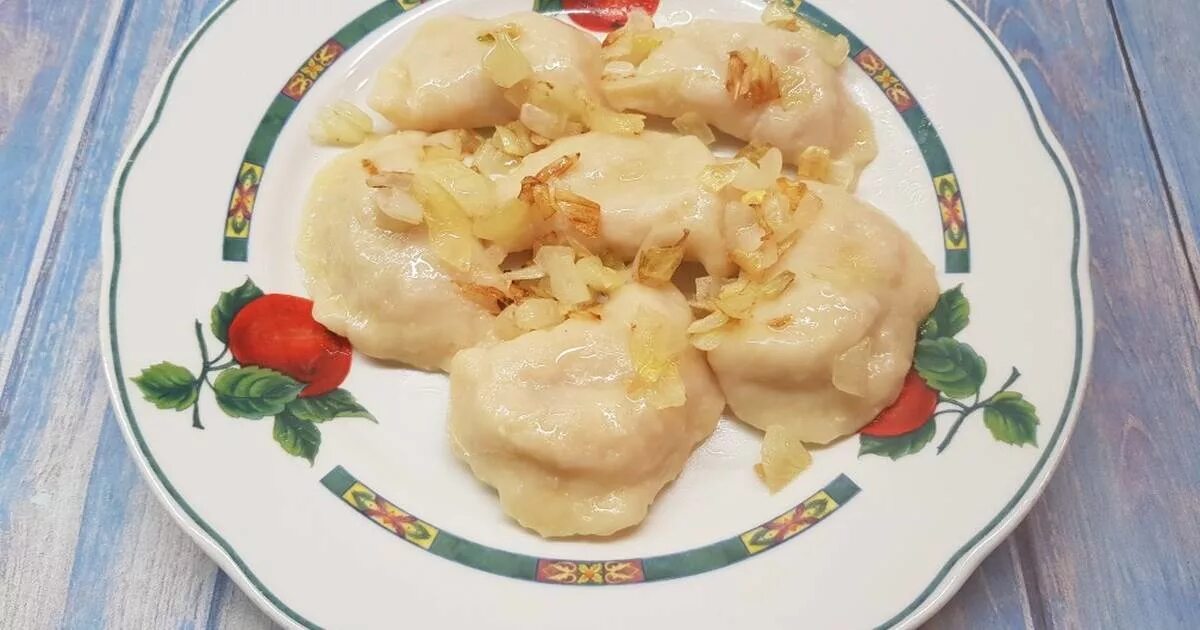 Пельмени с квашеной капустой. Вареники с капустой и фаршем. Вареники с квашеной капустой. Вареники с капустой квашеной и фаршем рецепт. Вареники с квашеной капустой и картошкой.