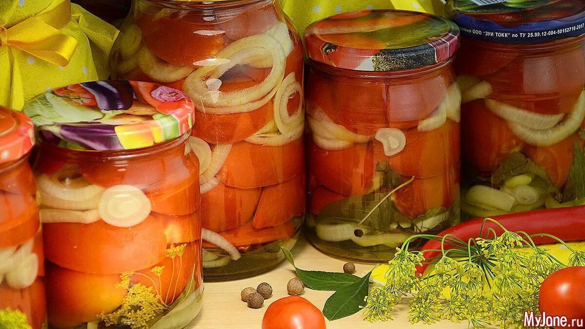 Масла маринованные. Помидоры дольками «пальчики оближешь». Мариновп помидоры дольками. Маринов помидоры с луком. Помидоры консервированные дольками.