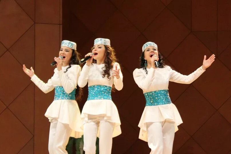 Равиль кузнецов татарские песни. Кайтам эле туган ягыма кемнэр. Кайтам эле туган ягыма кемнэр. Ансамбль изге ай. Хәлидә бигичева биография год рождения.