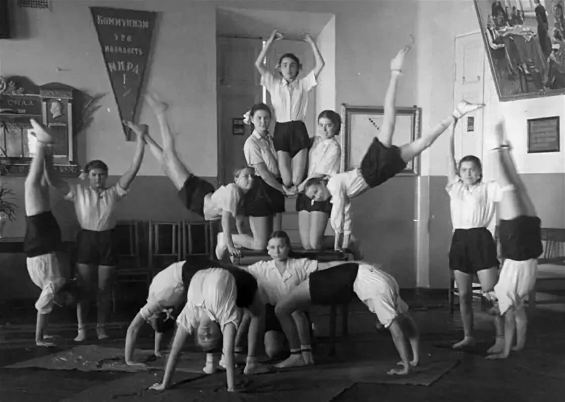 Воспитание детей старейшее из человеческих. Физкультурные пирамиды в СССР. Пирамиды физкультурников в СССР. Спортивные пирамиды из людей в СССР. Спортивные пирамиды.