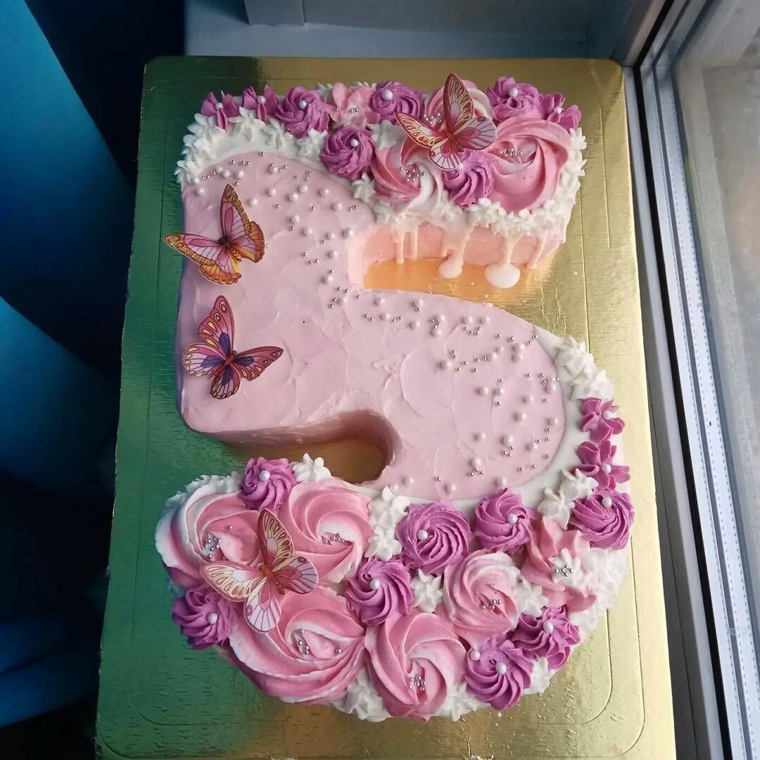 Торт формы 5. Торт цифра 5 для девочки бисквитный. Торт для девочки 5 лет кремовый. Украшение детского торта цифры. Украшение торта для девочки 5 лет.